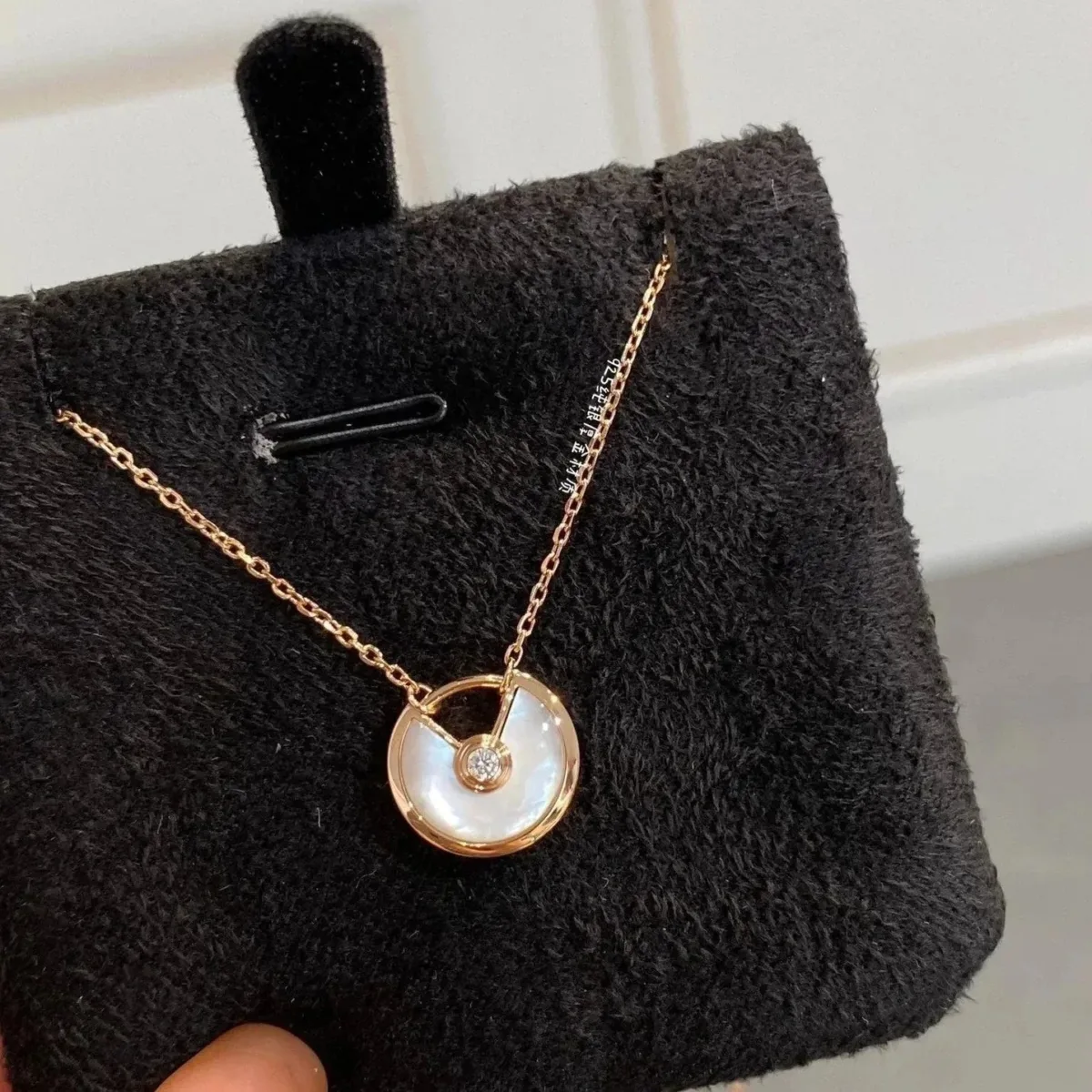 amulette white mop necklace 6coil