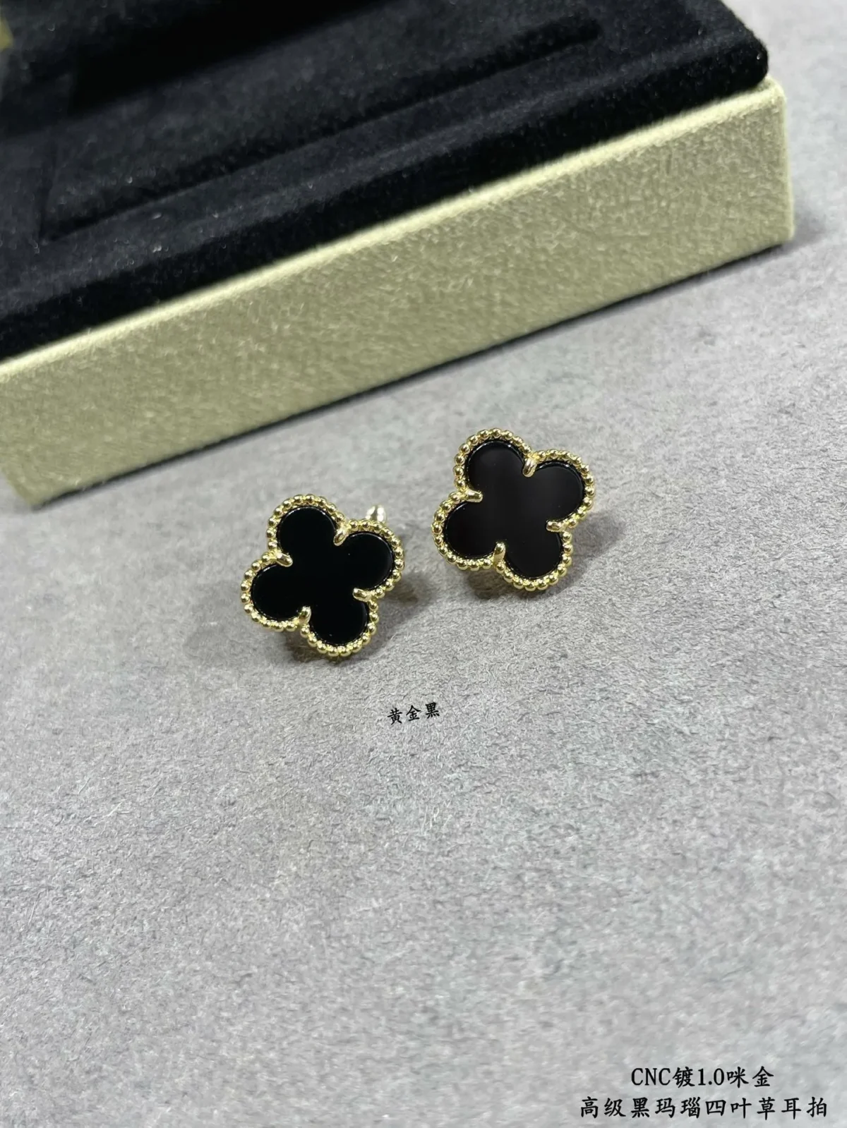 vintage alhambra black earrings 87m01