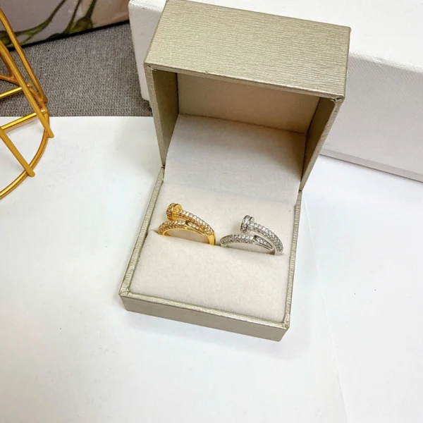 Zyrono Ring With Luxurious Stones