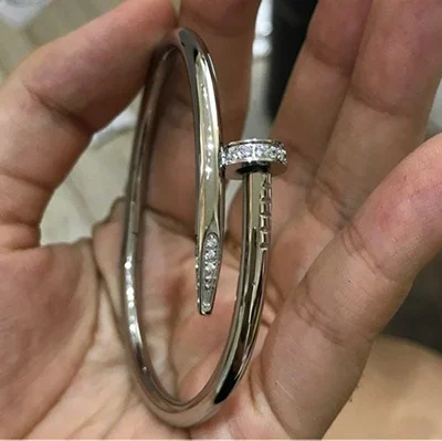 [ZYRONO] ELEGANT WHITE GOLD NAIL-INSPIRED BANGLE WITH SPARKLING CRYSTALS, CLASSIC MODEL photo review