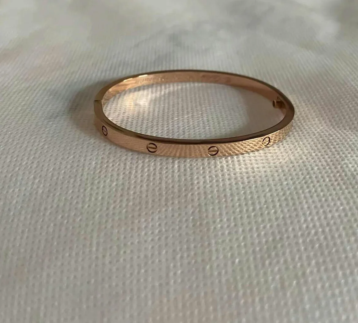 [ZYRONO] LUXURY MINIMALIST YELLOW GOLD SCREW BRACELET, CLASSIC MODEL photo review